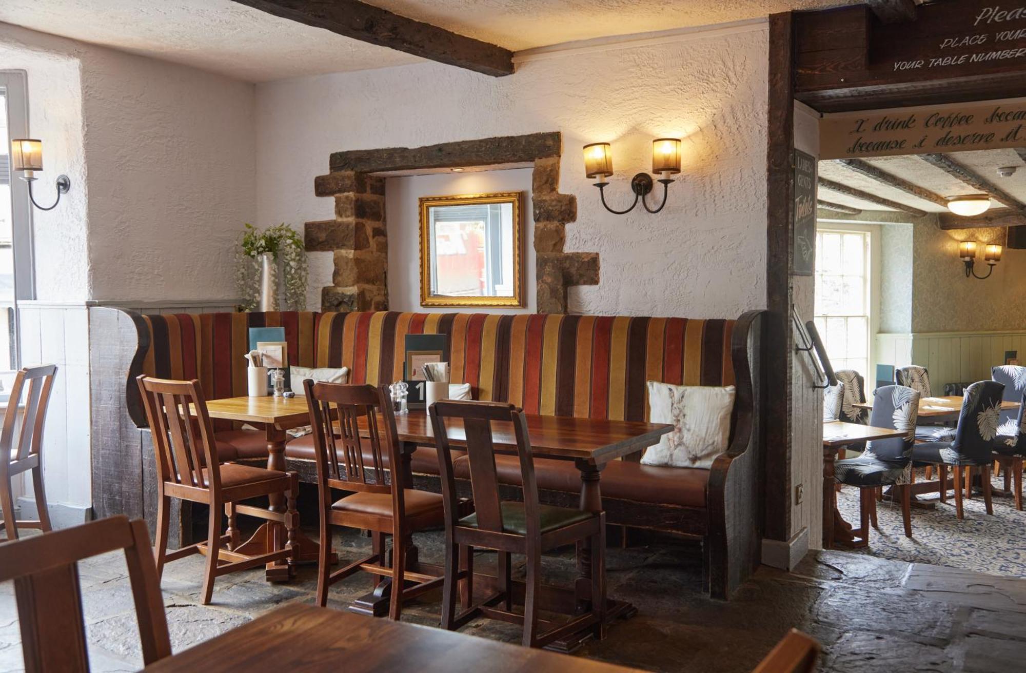 Castle Inn By Greene King Inns Бейкуел Екстериор снимка